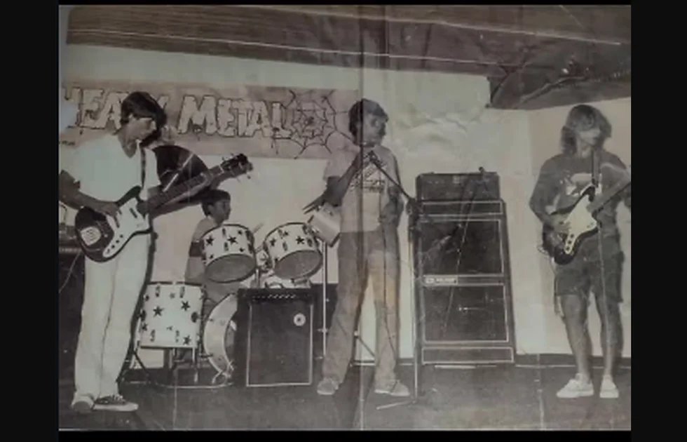 Fotografia histórica em preto e branco dos quatro músicos do Socorra Meu Anjo no palco.